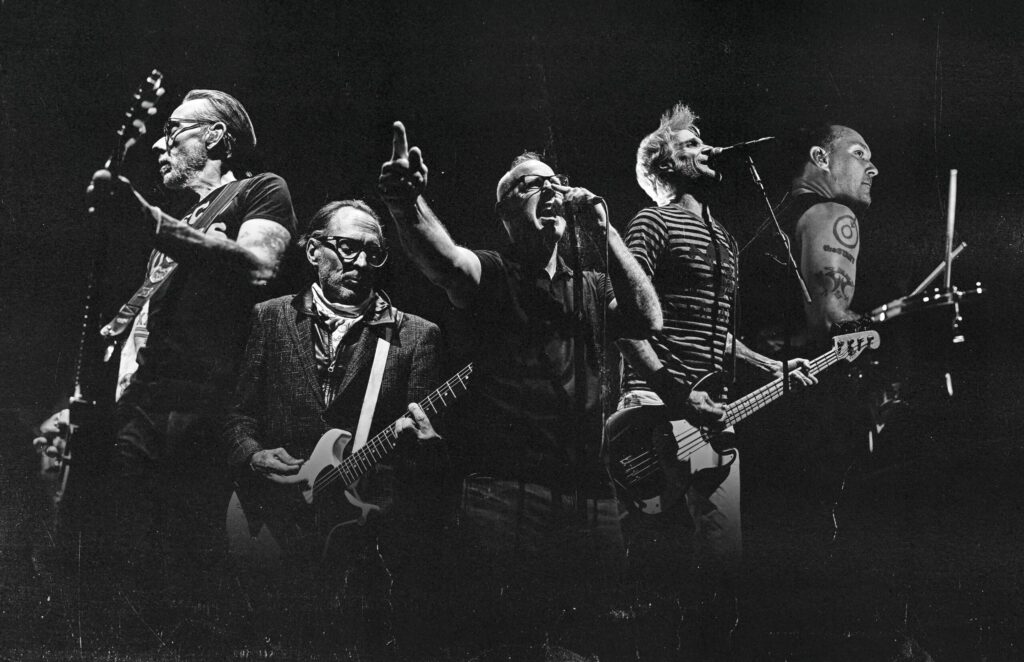 Schwarz-Weiß-Bild von fünf Männern einer Band 