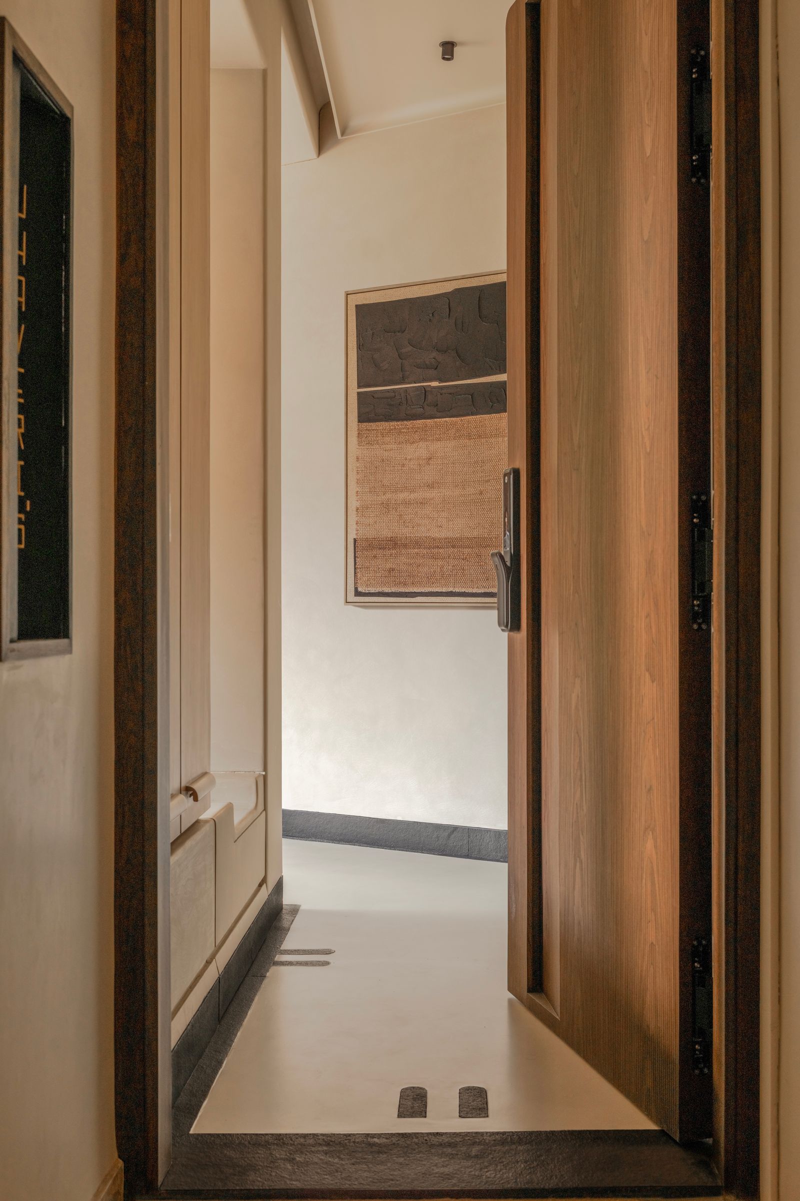 Wohnung in Indien Renovierung große Holztür