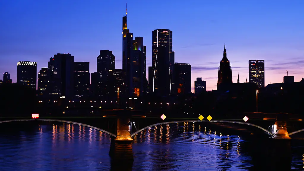 Frankfurt-6-Juli-2026-Blick-auf-die-Skyline-mit-ihren-Hochhaeuser-und-dem-Finanzzentrum-mit-den-Banken