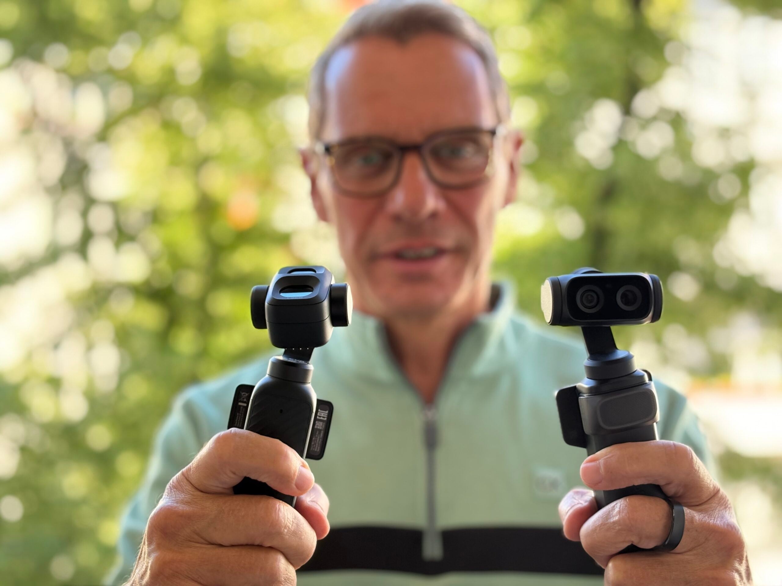 Der Autor mit den Gimbal-Kameras Insta360 Luna Ultra und DJI Osmo Pocket 4P.