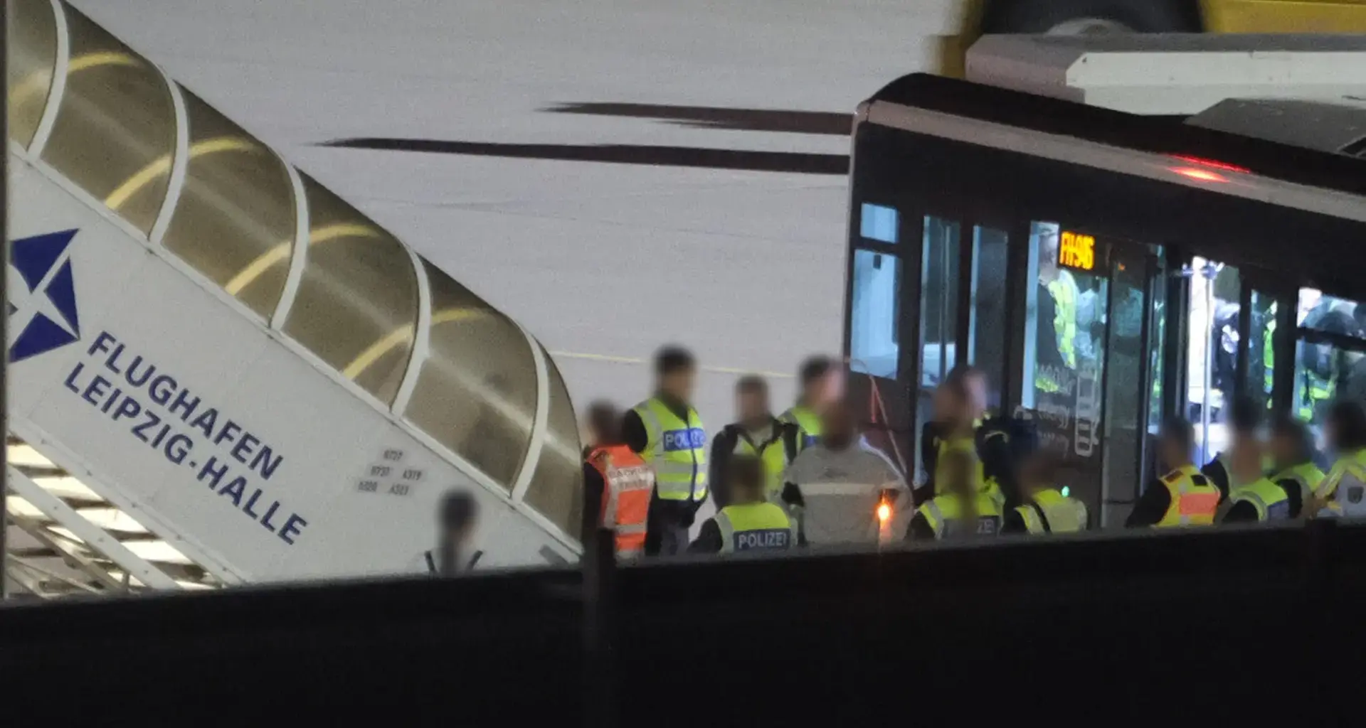 Innenminister Schuster verteidigt Abschiebeflug | mdr.de