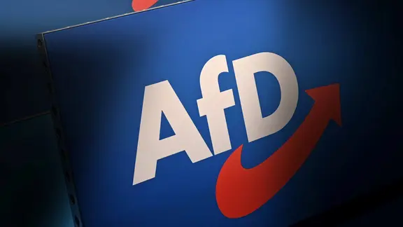 Das Parteilogo der AfD prangt während eines Parteitags auf einem Aufsteller. (Themenbild) | IMAGO/Sven Simon Das Parteilogo der AfD prangt während eines Parteitags auf einem Aufsteller. (Themenbild)