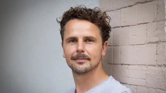 Regisseur Alexander Klessinger setzt bewusst auf Überspitzung. | Christina Körte Der Theaterregisseur Alexander Klessinger blickt in die Kamera