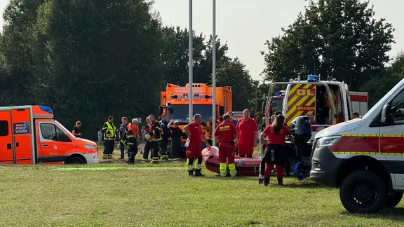 Rettungseinsatz am Allermöher See in Hamburg-Bergedorf. | NDR, Elias Bartl Rettungseinsatz am Allermöher See in Hamburg-Bergedorf.