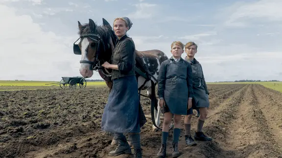 Eine Filmszene aus Fatih Akins Film "Amrum" mit Diane Krueger als Bäuerin mit Pferd und zwei Jungen | Warner Bros. Eine Filmszene aus Fatih Akins Film "Amrum" mit Diane Krueger als Bäuerin mit Pferd und zwei Jungen
