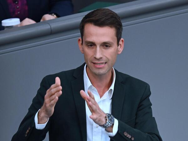 ARCHIV - 27.09.2023, Berlin: Andreas Audretsch (Bündnis 90 die Grünen), spricht im Bundestag. (zu dpa: «Grüne: Regierungspläne könnten Kommunen «Genick brechen»») Foto: Britta Pedersen/dpa +++ dpa-Bildfunk +++