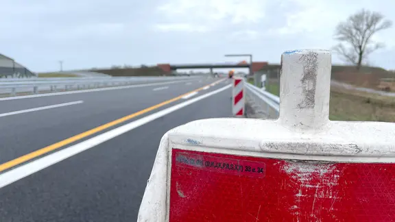 Durch Tagesbaustellen auf der A23 wird die Fahrbahn zwischen Elmshorn und Tornesch einspurig. | NDR, Jon Mendrala Das Bild zeigt eine leere Autobahn kurz nach ihrer Eröffnung.