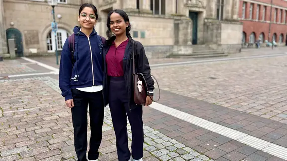 Shanupriya und Kavita vor dem Kieler Rathaus, wo sie gerade ihre Meldebestätigung erhalten haben. | NDR, Stella Kennedy Zwei Personen vor dem Kieler Rathaus