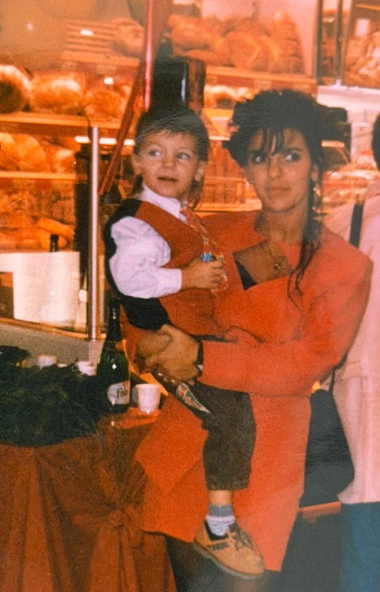 Riccardo Basile (im Alter von 4 Jahren) mit seiner Mama Marilena bei der Eröffnung einer Bäckereifiliale