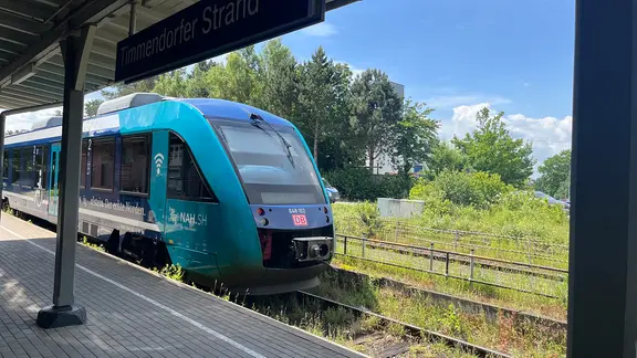 Ein Zug fährt in den Bahnhof in Timmendorfer Strand | NDR, Hauke von Hallern Ein Zug fährt in den Bahnhof in Timmendorfer Strand