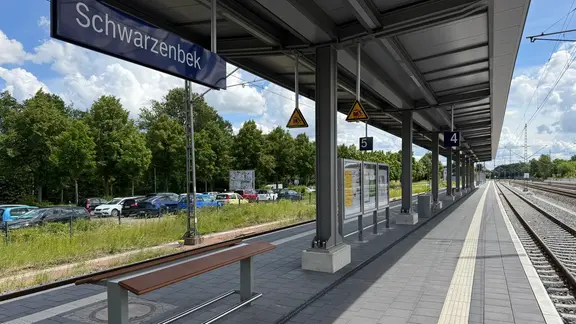 Damit das Warten bequemer wird: Neben der Überdachung gibt es am Bahnhof Schwarzenbek jetzt auch moderne Bänke zum Gegenlehnen. | DB InfraGO AG Der modernisierte Bahnhof Schwarzenbek.