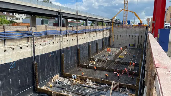 Arbeiter arbeiten auf einer Tunnel-Baustelle in Hannover | NDR/Max Altstadt Arbeiter arbeiten auf einer Tunnel-Baustelle in Hannover