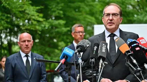 Bundesinnenminister Alexander Dobrindt (CSU) bei einem Pressestatement. | dpa-Bildfunk, Sebastian Gollnow Bundesinnenminister Alexander Dobrindt (CSU) bei einem Pressestatement.
