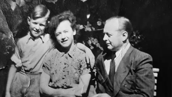 Die Mutter von Jürgen Bertram stirbt früh. Mit seinem Vater wächst er im Bergbauort Goslar auf. | privat Jürgen Bertram mit seinen Eltern 1952