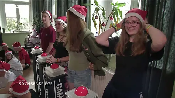 Ohne Wichtelmütze geht am Aktionstag Weihnachten nichts im Feriencamp. | MITTELDEUTSCHER RUNDFUNK Szene aus Livestream MDR-Fernsehen