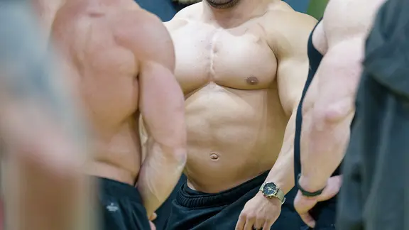 Eine Gruppe Bodybuilder mit nackten Oberkörpern. | picture alliance/dpa Eine Gruppe Bodybuilder mit nackten Oberkörpern.