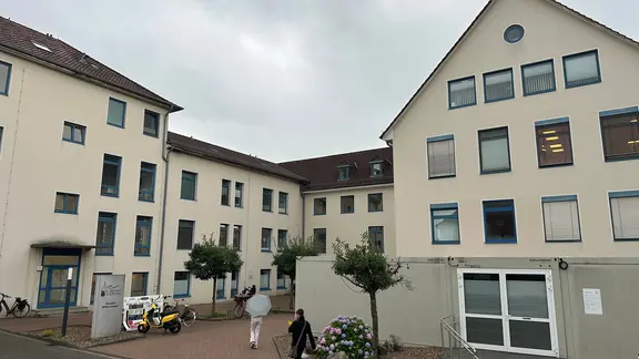 Das St. Bernhard Hospital in Brake von außen.
