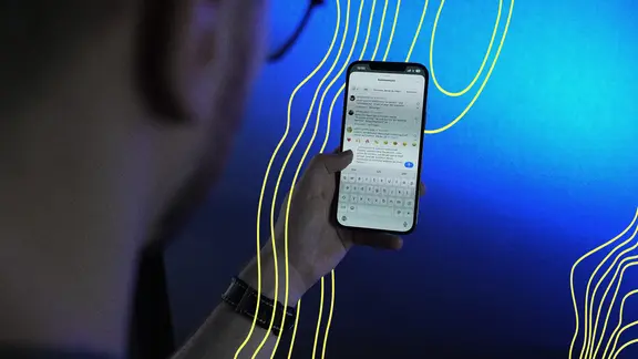 Mann mit Smartphone in der Hand. Auf dem Smartphone sind Kommentare zu sehen. | Nicolas Hofbauer Mann mit Smartphone in der Hand. Auf dem Smartphone sind Kommentare zu sehen.