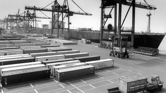 Der seinerzeit größte Container-Terminal Europa in Bremerhaven am 19.08.1983. Mit der Eröffnung des Erweitungsbaus war die Stromkaje an der Unterweser 2,3 Kilometer lang. 18 Verladebrücken, 60 hochbeinige Spezialtransporter für die Seetransportkisten und 1,6 Millionen Quadratmeter Verkehrs- und Stellfläche sorgten für einen schnellen und problemlosen Umschlag der Container. | dpa, Schilling Der seinerzeit größte Container-Terminal Europa in Bremerhaven am 19.08.1983.