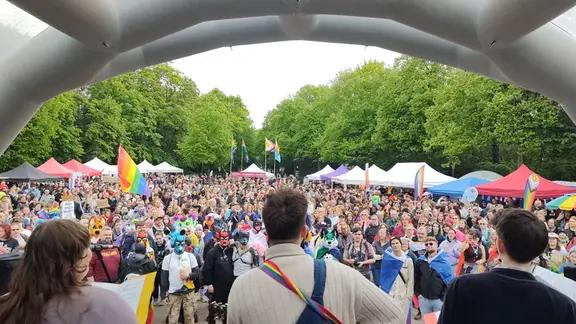 2000 Teilnehmende beim CSD in Flensburg. | NDR, Peer-Axel Kroeske 2000 Teilnehmende beim CSD in Flensburg.