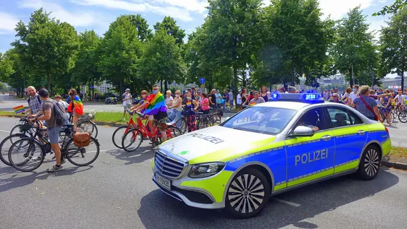 Ein Polizeiwagen bei der CSD-Demo in Hamburg (2020) | picture alliance / rtn - radio tele nord | rtn, frank bründel Ein Polizeiwagen bei der CSD-Demo in Hamburg (2020)