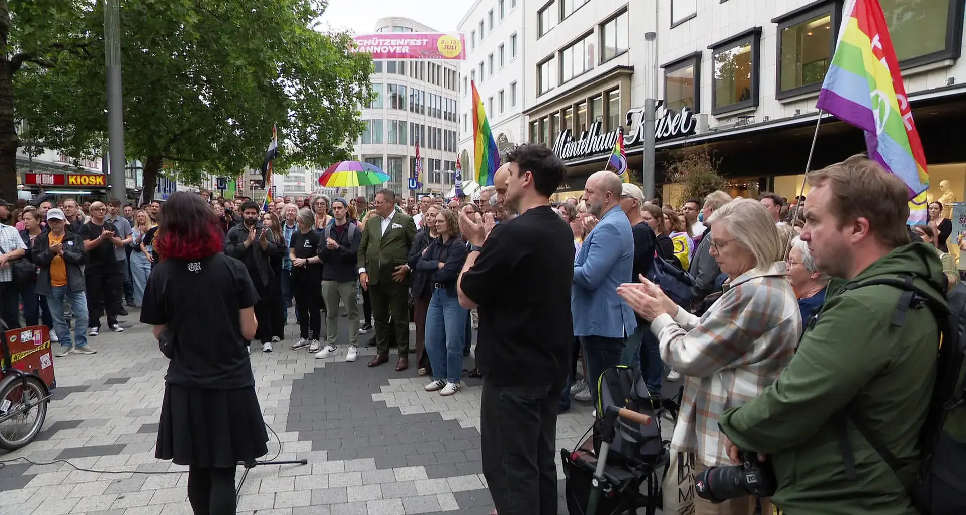 Nach CSD-Anschlag in Berlin: Hunderte gedenken in Hannover