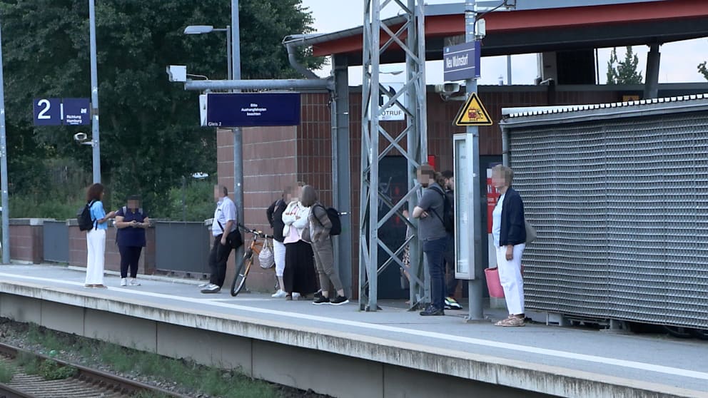 Pendler in Neu Wulmstorf warteten vergeblich auf ihren Zug. Die Bahn setzte einen Busersatzverkehr ein