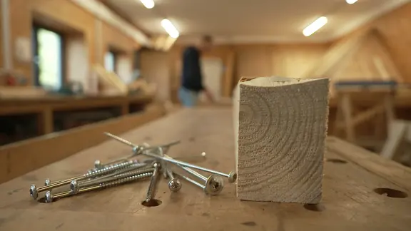 Holz und Nägel auf einem Tisch | NDR Screenshots Holz und Nägel auf einem Tisch
