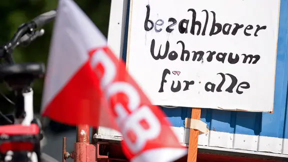Eine DGB-Flagge bei einer Demonstration für bezahlbaren Wohnraum in Hamburg. | picture alliance/dpa | Jonas Walzberg Eine DGB-Flagge bei einer Demonstration für bezahlbaren Wohnraum in Hamburg.
