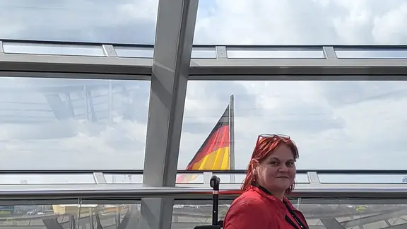 Dorte Dunkel in der Glaskuppel vom Bundestag. Im Hintergrund die Deutschlandfahne. | Dorte Dunkel Dorte Dunkel in der Glaskuppel vom Bundestag. Im Hintergrund die Deutschlandfahne.