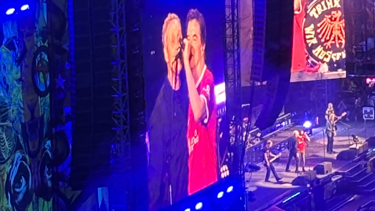 Überraschung in Berlin: Farin Urlaub singt bei Konzert der Toten Hosen | Unterhaltung