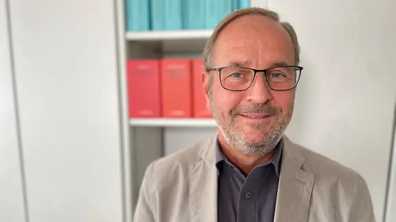 Für Handelsverbandschef Dierk Böckholt ist klar, dass Geschäfte selbst darüber entscheiden können sollten, ob sie sonntags öffnen oder nicht. | NDR, Bastian Pöhls Ein Mann blickt in die Kamera, es ist Dierk Böckenholt Geschäftsführer Handelsverband Nord