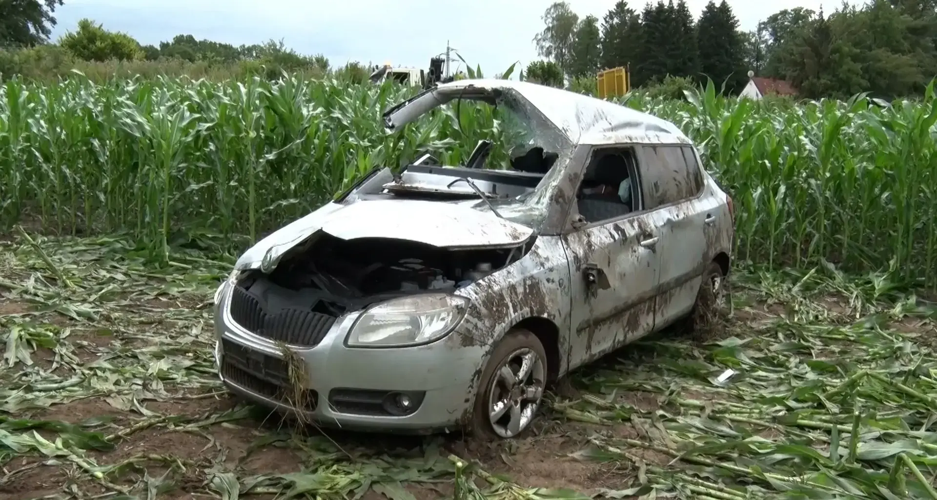Landwirt entdeckt Unfallwagen mit eingeklemmter Frau