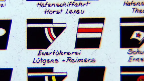 Farbe und Form markieren die ehemaligen Ewerführereien im Hamburger Hafen. | NDR Die Farben markieren die Betriebe Ewerführer in Hamburg.