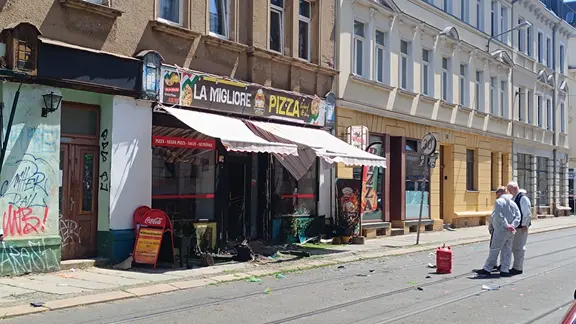 Das italienische Restaurant "La Migliore" im Stadtteil Lindenau war von einer der Explosionen betroffen. | MDR / Christian Kerber Das italienische Restaurant La Migliore nach der Explosion