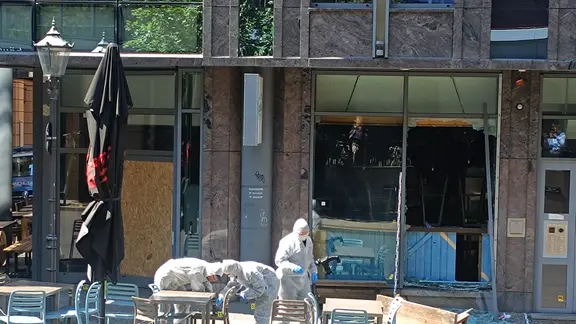 Brandermittler vor dem Café XOXO in Leipzig | MDR / Christian Kerber Brandermittler vor dem Café XOXO in Leipzig