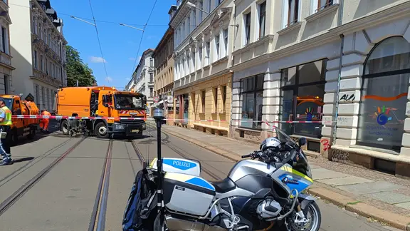 Die Polizei sperrte einen kleinen Teil der Georg-Schwarz-Straße ab. | MDR / Christian Kerber Die Polizei sperrte den Bereich vor dem Restaurant in der Georg-Schwarz-Straße zunächst ab