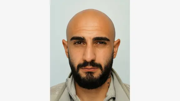 Das Fahndungsfoto zeigt den 23-jährigen Tatverdächtigen mit schwarzem Bart. | Polizei Hannover Das Fahndungsfoto zeigt den 23-jährigen Tatverdächtigen mit schwarzem Bart.