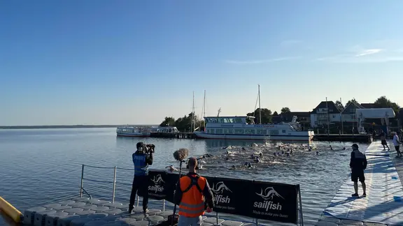 Der Jedermann-Triathlon am Steinhuder Meer mit 300 Teilnehmenden startete bereits um 7 Uhr. | NDR, Vera Zellmer Triathleten starten bei den Finals 2026 am Steinhuder Meer im Jedermann-Lauf.