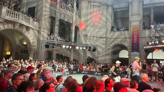 Das Neue Rathaus ist beim Wettbewerb im BMX Flatland voll ausgelastet. | NDR, Annika Fallak Das Neue Rathaus in Hannover ist bei den Finals 2026 voll.
