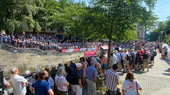 An der Leinewelle laufen derzeit die Wettbewerbe im Rapid Surfen. | NDR, Tiede Thedinga Viele Menschen schauen sich bei den Finals 2026 in Hannover an der Leinewelle zu.