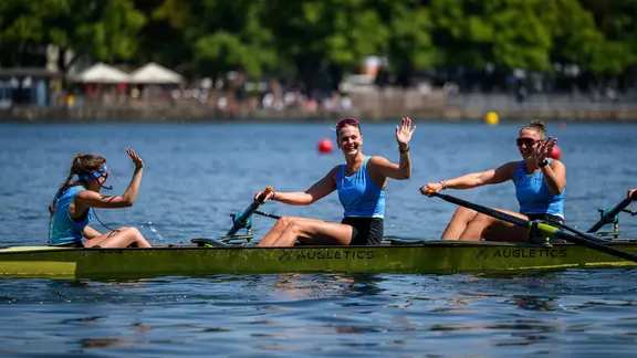 Drei Ruderinnen freuen sich nach ihrem Rennen bei den Finals 2026 in Hannover.