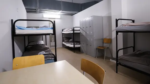 Ein Zimmer für Geflüchtete mit mehreren Stockbetten | picture alliance/dpa/dpa POOL | Christian Charisius Ein Zimmer für Geflüchtete mit mehreren Stockbetten