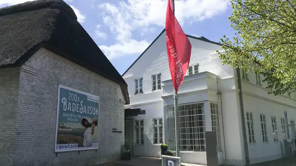 Der Eingang zum "Museum Kunst der Westküste" auf der Insel Föhr. | NDR, Gitte Alpen Der Eingang zum "Museum Kunst der Westküste" auf der Insel Föhr.
