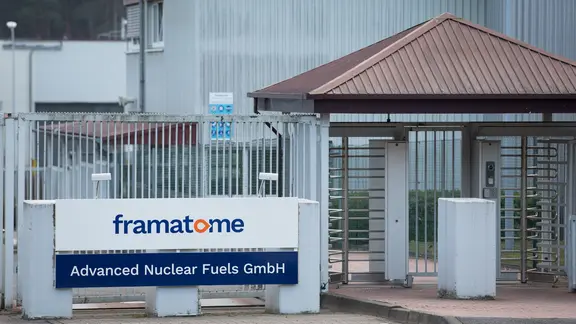 Blick auf ein Zugangstor vom Werk der Framatome - Advanced Nuclear Fuels GmbH. Das Werk der Framatome-Tochter Advanced Nuclear Fuels GmbH (ANF) fertigt Brennelemente für Druckwasser- und Siedewasserreaktoren von Atomkraftwerken. | picture alliance/dpa | Friso Gentsch Blick auf ein Zugangstor vom Werk der Framatome - Advanced Nuclear Fuels GmbH. Das Werk der Framatome-Tochter Advanced Nuclear Fuels GmbH (ANF) fertigt Brennelemente für Druckwasser- und Siedewasserreaktoren von Atomkraftwerken.