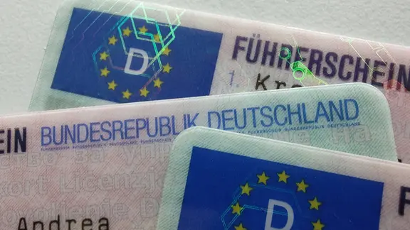 Mehrere der neuen EU-Kartenführerscheine aus Deutschland liegen übereinander | NDR, Peer-Axel Kroeske Mehrere der neuen EU-Kartenführerscheine aus Deutschland liegen übereinander