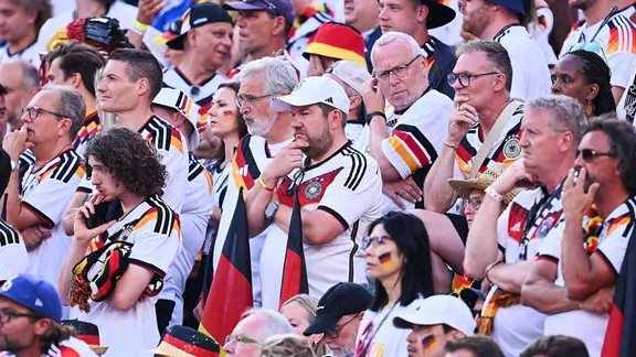 Enttäuschte Deutschland-Fans nach der WM-Niederlage gegen Paraguay. | picture alliance / firo Sportphoto / Mexsport | Jose Luis Melgarejo Enttäuschte Deutschland-Fans nach der WM-Niederlage gegen Paraguay.