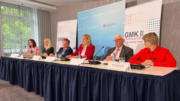 Mehrere Politiker sitzen bei einem Pressetermin der Gesundheitsministerkonferenz nebeneinander.