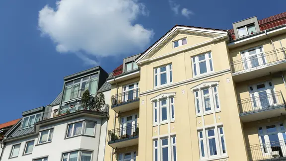Eine Häuserzeile mit Mehrfamilienhäusern in einer Stadt | Fotolia, Kara Eine Häuserzeile mit Mehrfamilienhäusern in einer Stadt