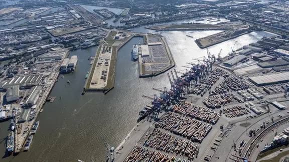 Der Hamburger Hafen aus der Vogelperspektive. | picture alliance / imageBROKER | Holger Weitzel Der Hamburger Hafen aus der Vogelperspektive.